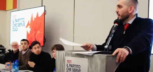 Markom Malcoj, militante comunista, relaziona al pubblico